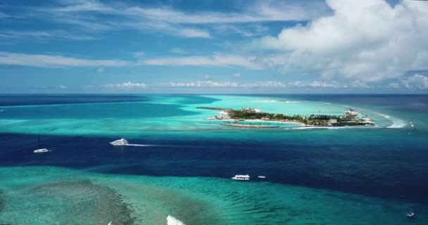 Viligilimathidhahuraa eiland en Thulusdhoo eiland in tropische blauwe zee — Stockvideo
