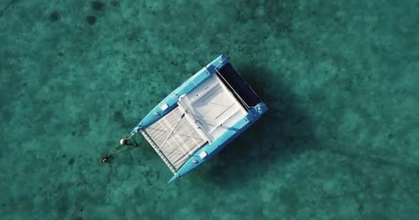 Luchtfoto van catamaran op zee, Malediven — Stockvideo