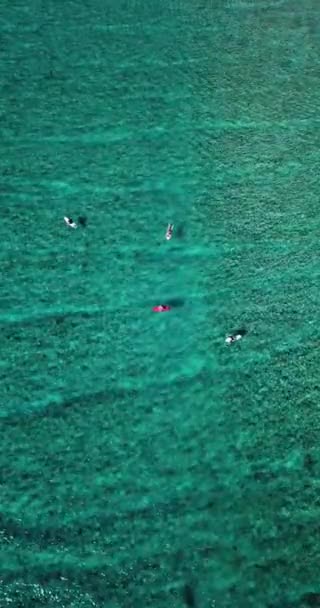 马尔代夫海浪冲浪者的空中景观 — 图库视频影像