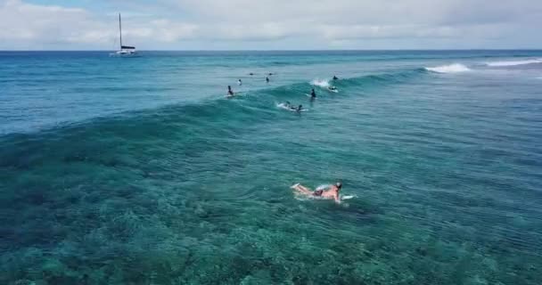Aerial view of surfers on sea waves, Maldives — Stock Video