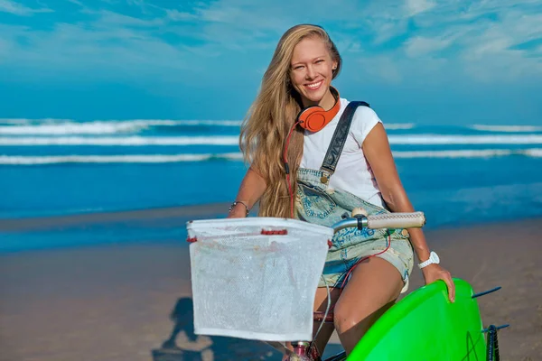 Jovem mulher na costa oceânica — Fotografia de Stock