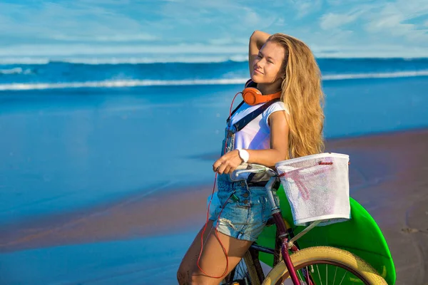 海岸線の若い女性 — ストック写真