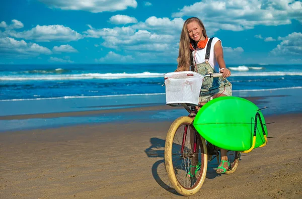 Young woman at the ocean coastline — Stock Photo, Image