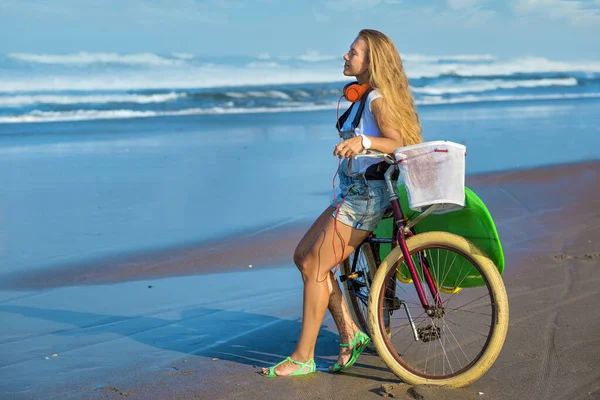 Young woman at the ocean coastline — Stock Photo, Image