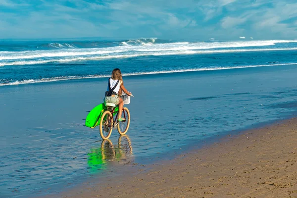 Jovem mulher na costa oceânica — Fotografia de Stock