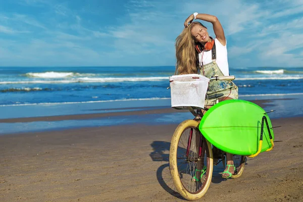 Okyanus kıyısındaki genç kadın — Stok fotoğraf