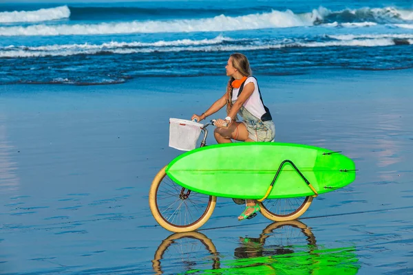 Okyanus kıyısındaki genç kadın — Stok fotoğraf