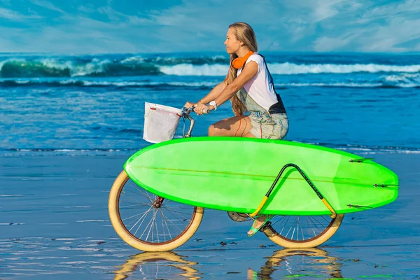 Mujer joven en la costa del océano — Foto de Stock