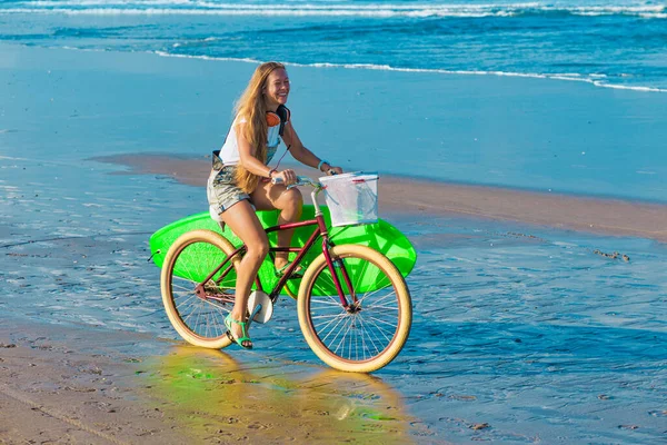 Jonge vrouw aan de oceaankust — Stockfoto