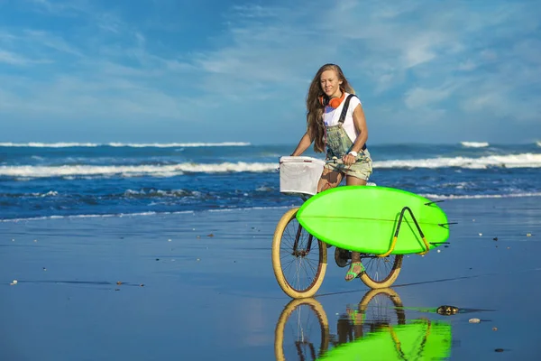 Jovem mulher na costa oceânica — Fotografia de Stock