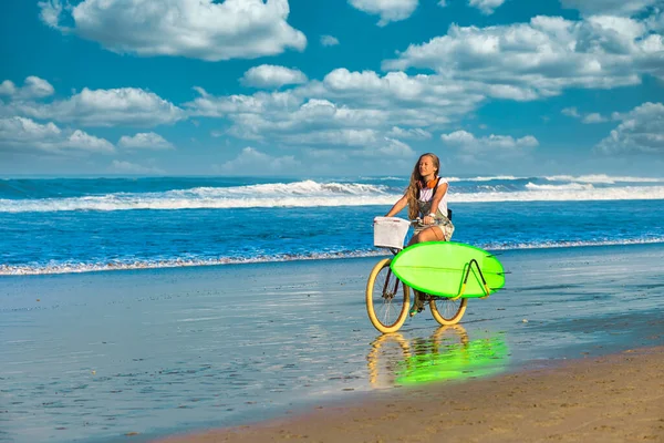 Mujer joven en la costa del océano —  Fotos de Stock