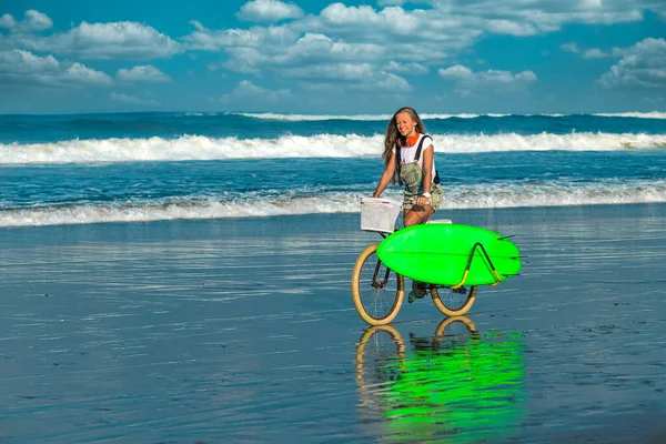 Jonge vrouw aan de oceaankust — Stockfoto