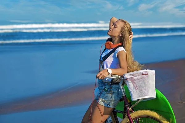 Okyanus kıyısındaki genç kadın Telifsiz Stok Fotoğraflar