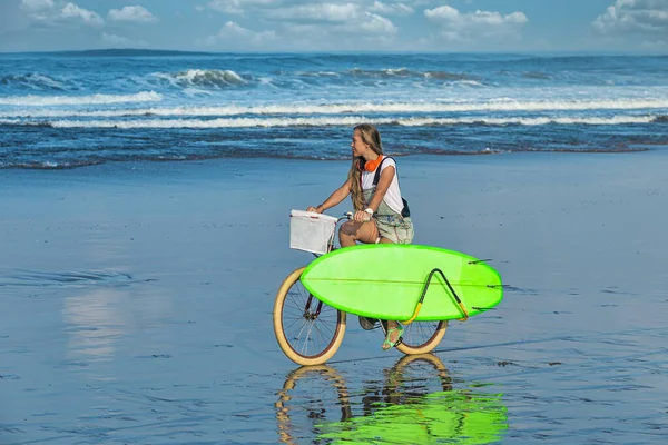 Mujer joven en la costa del océano Fotos De Stock