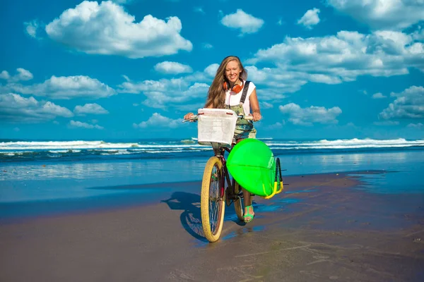 Jovem mulher na costa oceânica Imagem De Stock