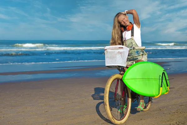 海洋海岸线上的年轻女子 免版税图库图片