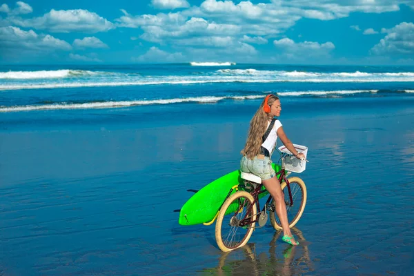 Молодая женщина на побережье океана Стоковое Изображение