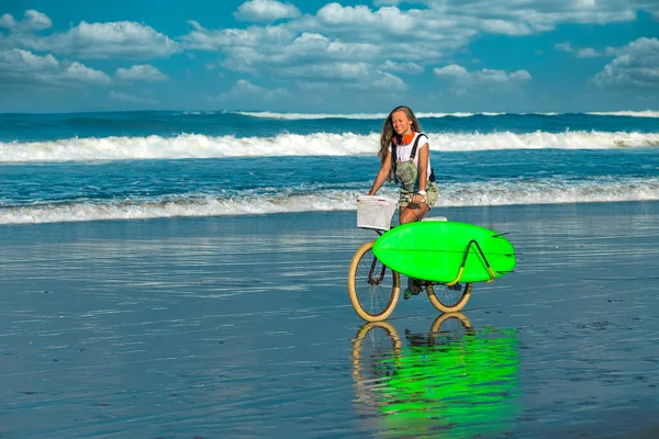Молодая женщина на побережье океана Лицензионные Стоковые Изображения