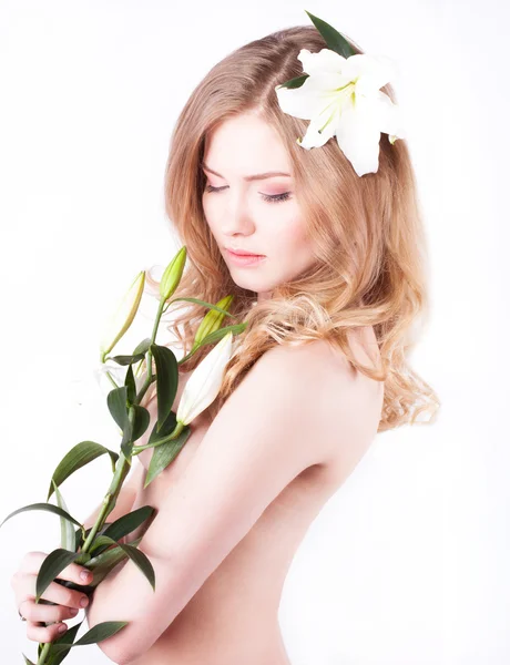 きれいな女性の花を持つ — ストック写真