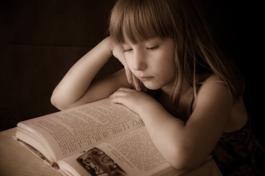 kız ve açık kitap