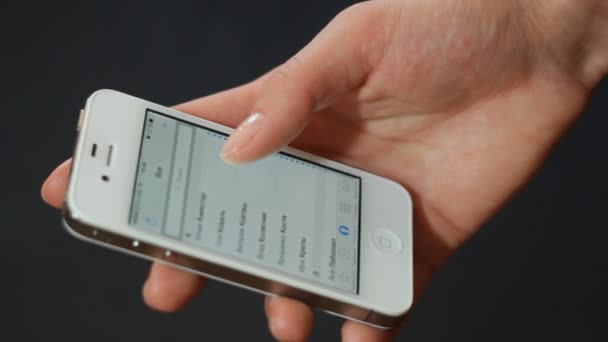 Mesaj yazmaya. dokunmatik telefon. hareket eden telefon — Stok video