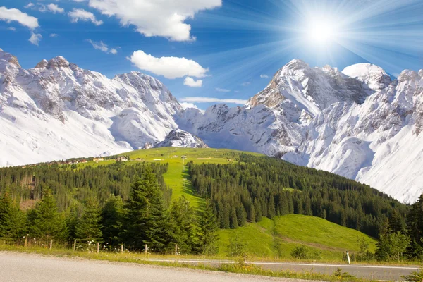 Bergachtige platteland — Stockfoto