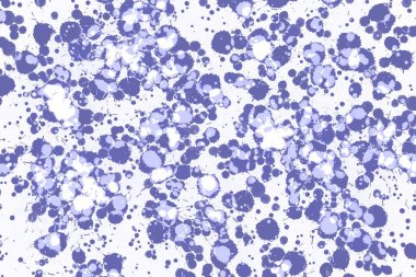 Boya patlaması. Beyaz arkaplanda mor taneli soyut doku.