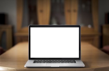 Masanın üstünde laptop