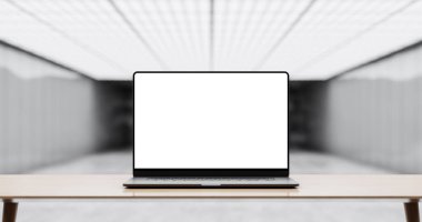Sunum odasında boş ekranlı dizüstü bilgisayar