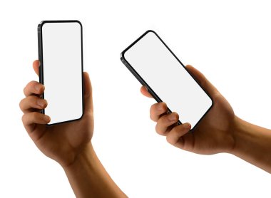 Beyaz perde ve modern çerçevesiz tasarım ile gümüş akıllı telefonu tutan adam sağ alttan iki pozisyon - beyaz arka planda izole