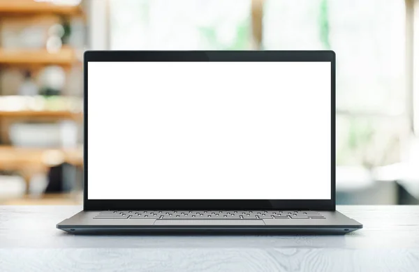 家用白色木制桌子上有空白屏幕的笔记本电脑 模拟模板 — 图库照片