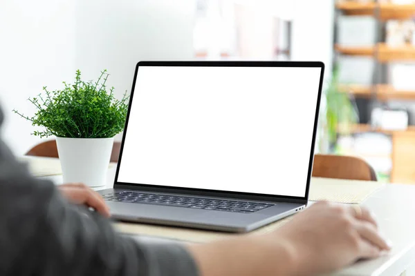 Hombre Trabajando Portátil Con Una Pantalla Blanco Escritorio —  Fotos de Stock