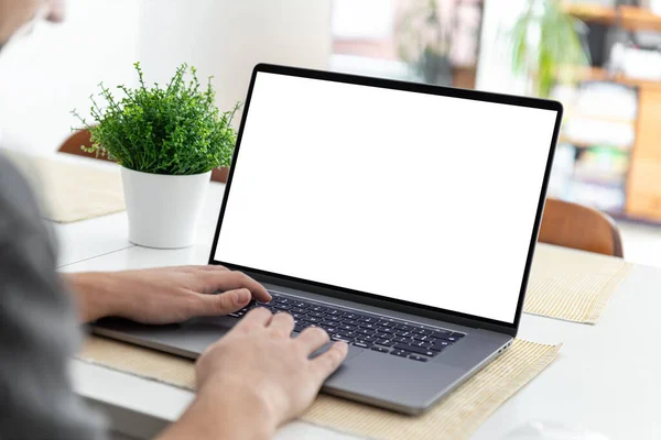 Man Werkt Aan Een Laptop Met Een Leeg Scherm Aan — Stockfoto