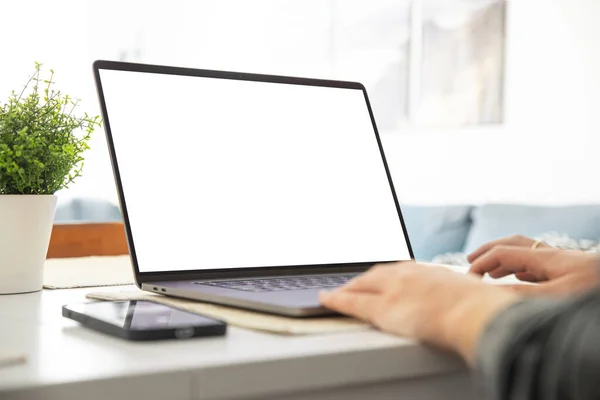 Homem Trabalhando Laptop Com Uma Tela Branco Sua Mesa — Fotografia de Stock