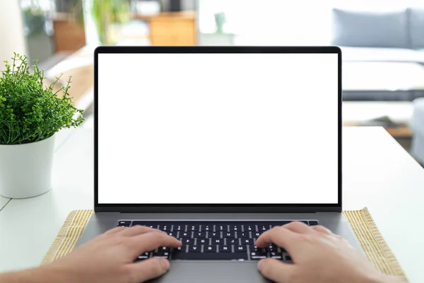 Man Werkt Aan Een Laptop Met Een Leeg Scherm Aan — Stockfoto