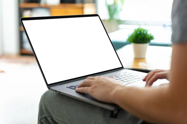 Man Met Laptop Leeg Scherm Tijdens Het Zitten Bank — Stockfoto