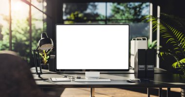 Endüstriyel tavan arası yeşil ekolojik ofis içinde boş ekran paravanı olan bir bilgisayar.
