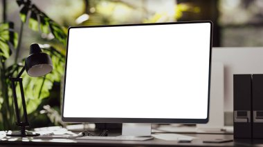 Endüstriyel tavan arası yeşil ekolojik ofis içinde boş ekran paravanı olan bir bilgisayar.