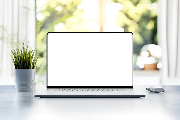 Ordenador Portátil Con Una Pantalla Sin Marco Blanco Sobre Mesa —  Fotos de Stock