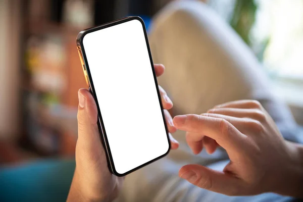 Homem Usando Tela Branco Smartphone Design Moderno Sem Moldura Enquanto — Fotografia de Stock