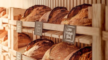 Ekşi ekmek pastanenin raflarında yatıyor - gerçek bir rustik zanaatkar ekmeği - 3 boyutlu resim