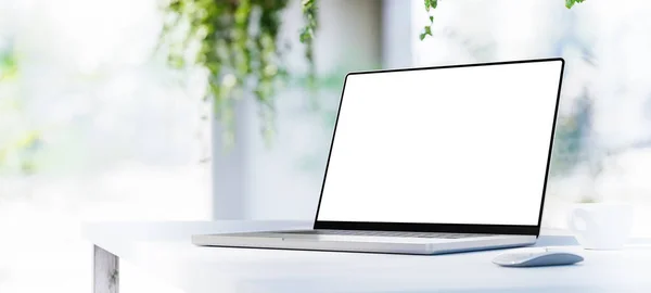 Laptop Prázdnou Obrazovkou Stole Panorama Světlé Kanceláři — Stock fotografie
