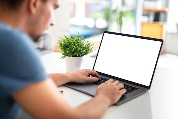 Man Met Laptop Met Blanco Scherm Helder Interieur — Stockfoto