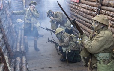 Birinci Dünya Savaşı İngiliz Ordusu askerleri, zehirli gaz altında hazır saldırı wh