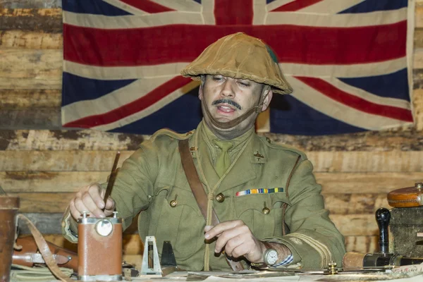 Primera Guerra Mundial Oficial del Ejército Británico en su escritorio — Foto de Stock