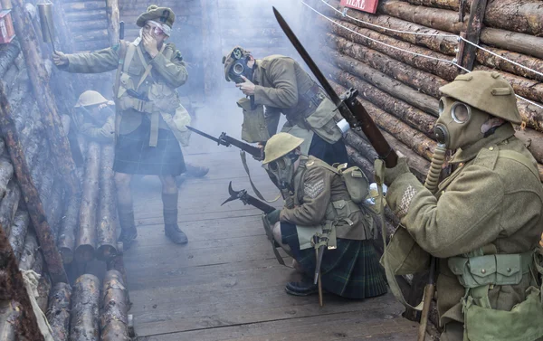 WWI British Army soldiers stand ready under poison gas attack wh — Stock Photo, Image