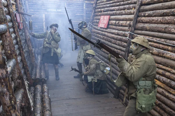 Los soldados del Ejército Británico de la Primera Guerra Mundial están listos bajo ataque con gas venenoso — Foto de Stock