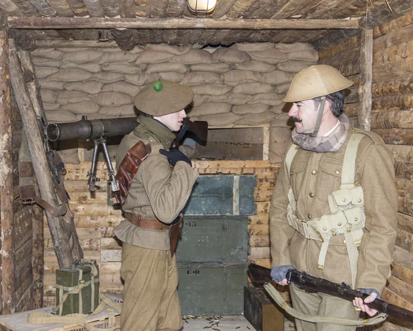 WWI British Army soldiers stand at a machine gun bunker — Stock Photo, Image