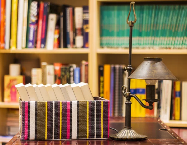 lamba ve raflar ile kutulu kitap
