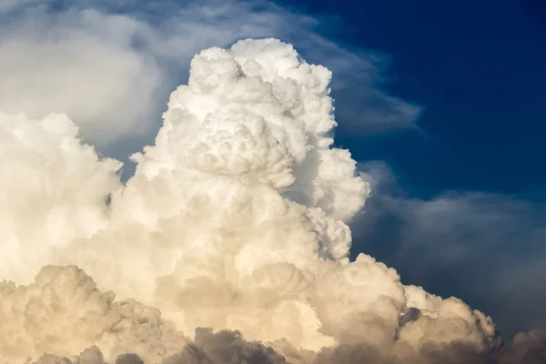 Nuvens de tempestade banhadas pela luz do pôr do sol — Fotografia de Stock